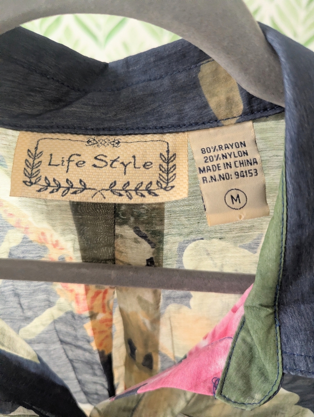 Lightweight Dark Navy Floral Button-Up Shirt Life Style Sheer Lightweight Medium - Picture 8 of 8